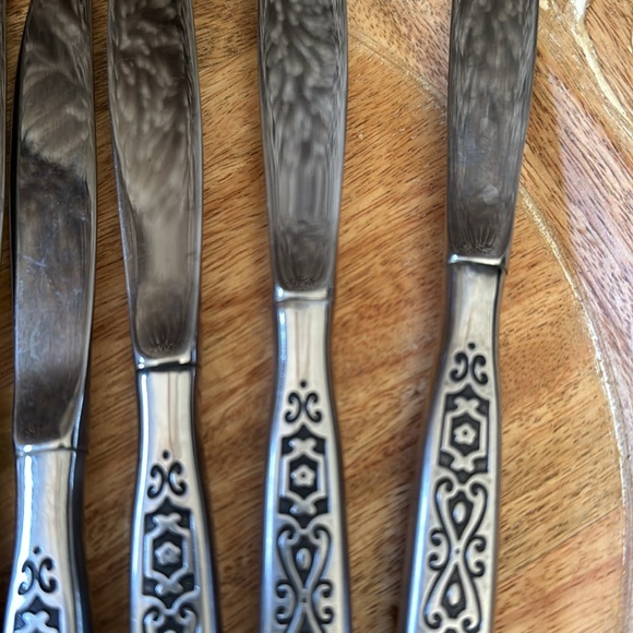 ONEIDA STAINLESS FLATWARE SET PLUS EXTRAS SPANISH MOOD PATTERN EUC - Picture 13 of 14